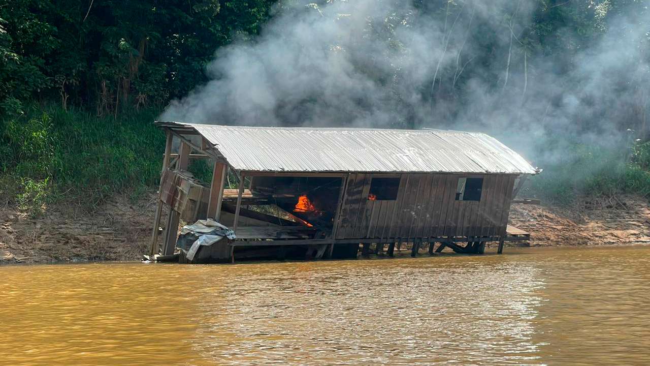 Operación binacional destruye maquinaria utilizada en la explotación ilegal de oro en la Amazonía