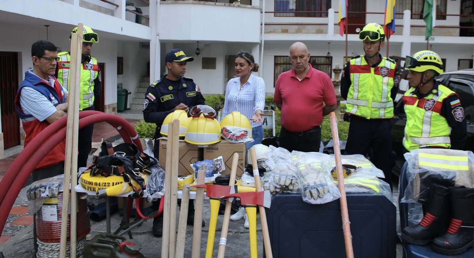 Entrega de dotación técnica al Cuerpo de Bomberos de Tena refuerza la atención de emergencias en el municipio