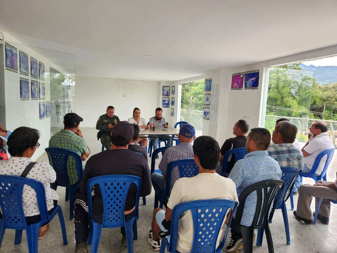 Destacan avances en reunión con conductores de transporte escolar en Chaguaní