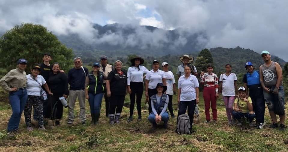 Se siembran 500 árboles para recuperar la laguna del Calandaima