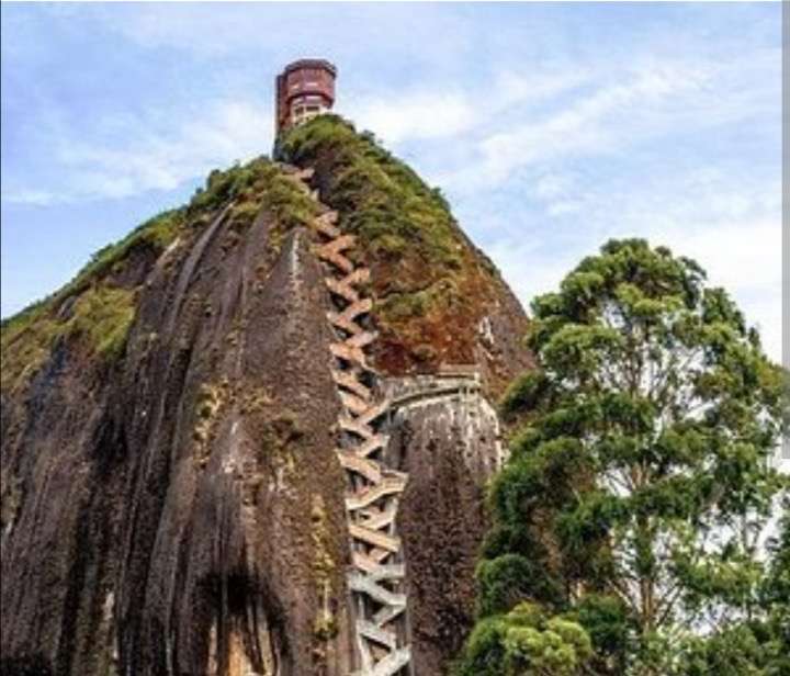 Tragedia en Guatapé: mujer falleció mientras subía las escaleras de la piedra de El Peñol
