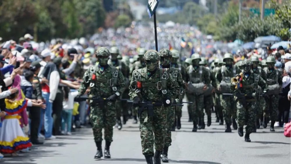 Desfile militar del 20 de julio inició dos horas tarde y sin la presencia del presidente Gustavo Petro
