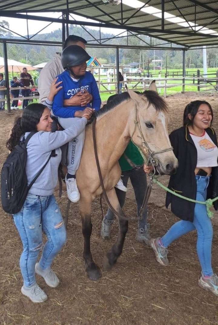El Rosal impulsa programa de equinoterapia para personas con discapacidad