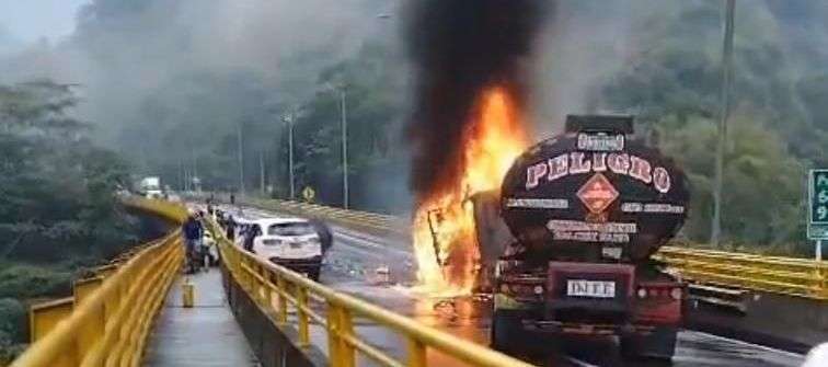 Accidente entre tractocamión y automóvil cierra vía al Llano