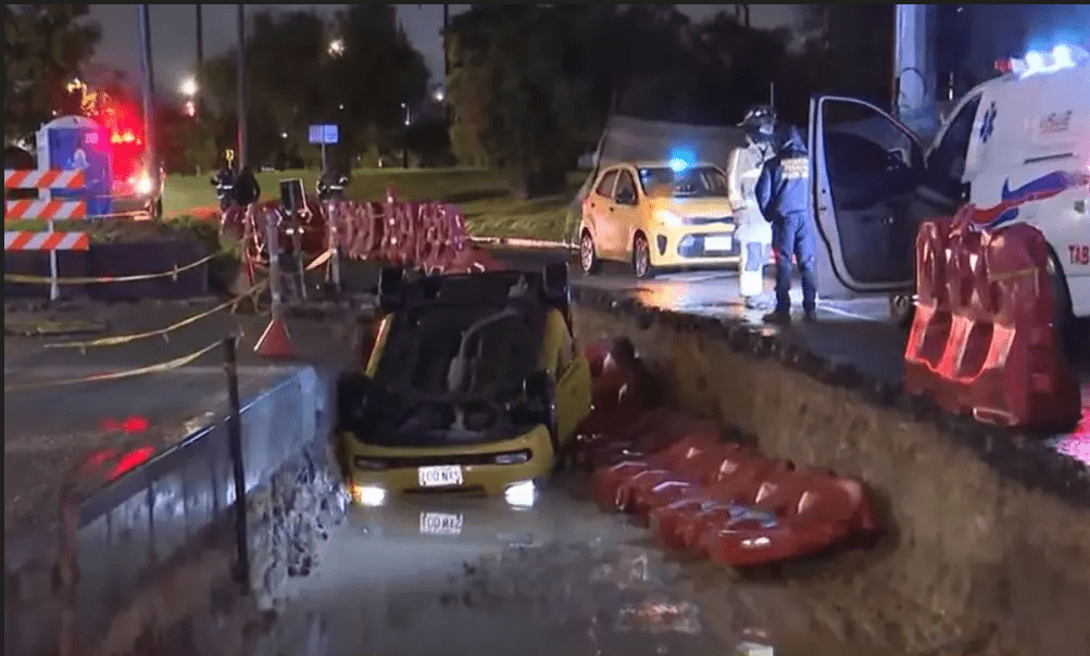 Taxista volcó tras caer en excavación sin señalización