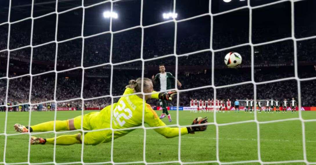 Ajax triunfa en una tanda de penales histórica en la Europa League