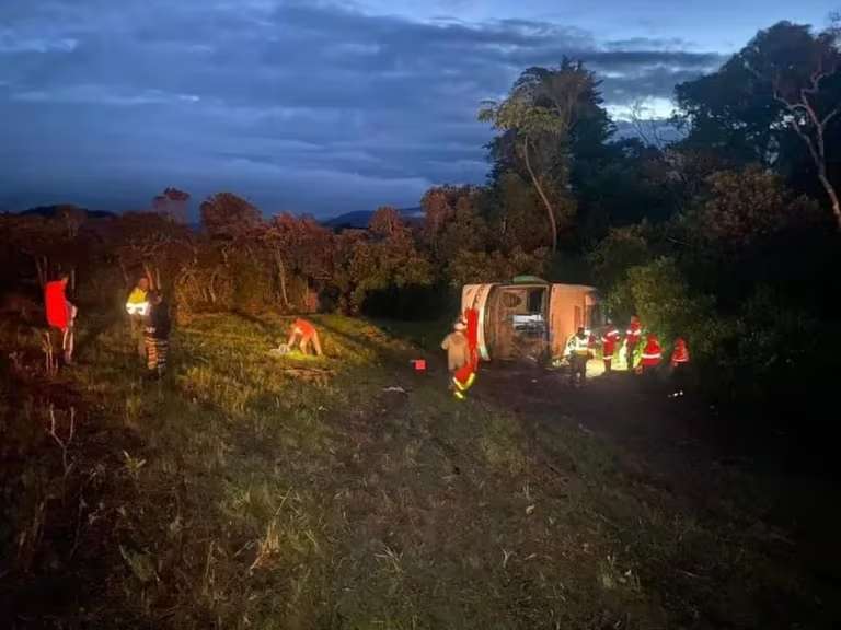 Cuatro muertos y 16 heridos en volcamiento de bus en Boyacá