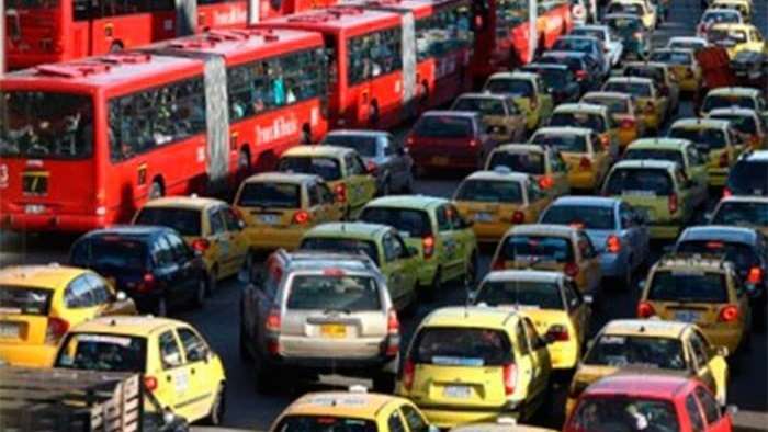 Bogotá enfrenta jornada de caos en movilidad por manifestaciones y emergencia climática