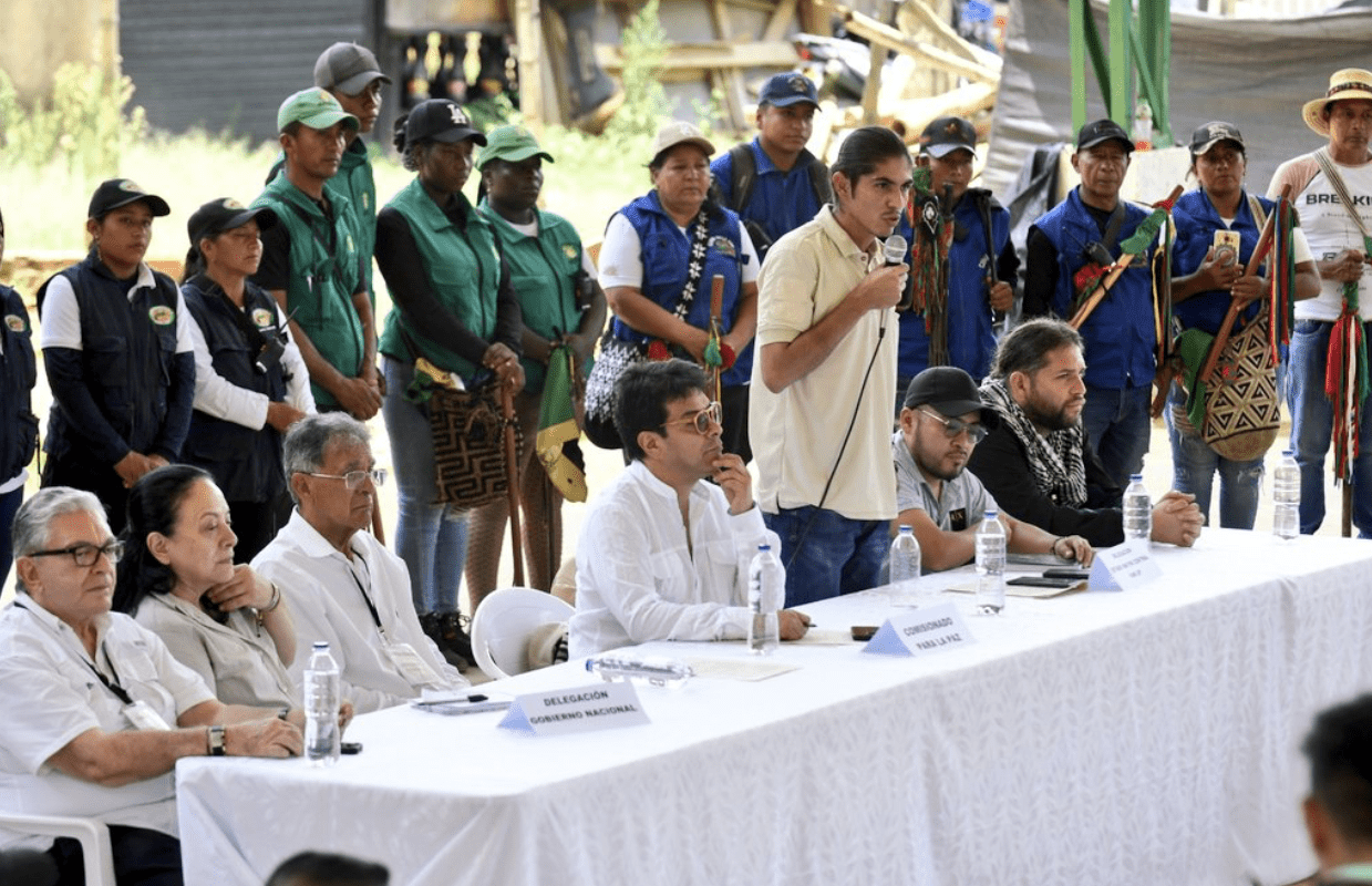 Gobierno y disidencias de ‘Iván Mordisco’ acuerdan cese al fuego desde el 8 de octubre por diez meses