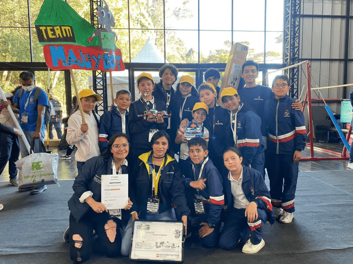 Niños cundinamarqueses asistirán al Mundial de Robótica con dispositivo basado en piezas de Lego para limpiar basura del mar