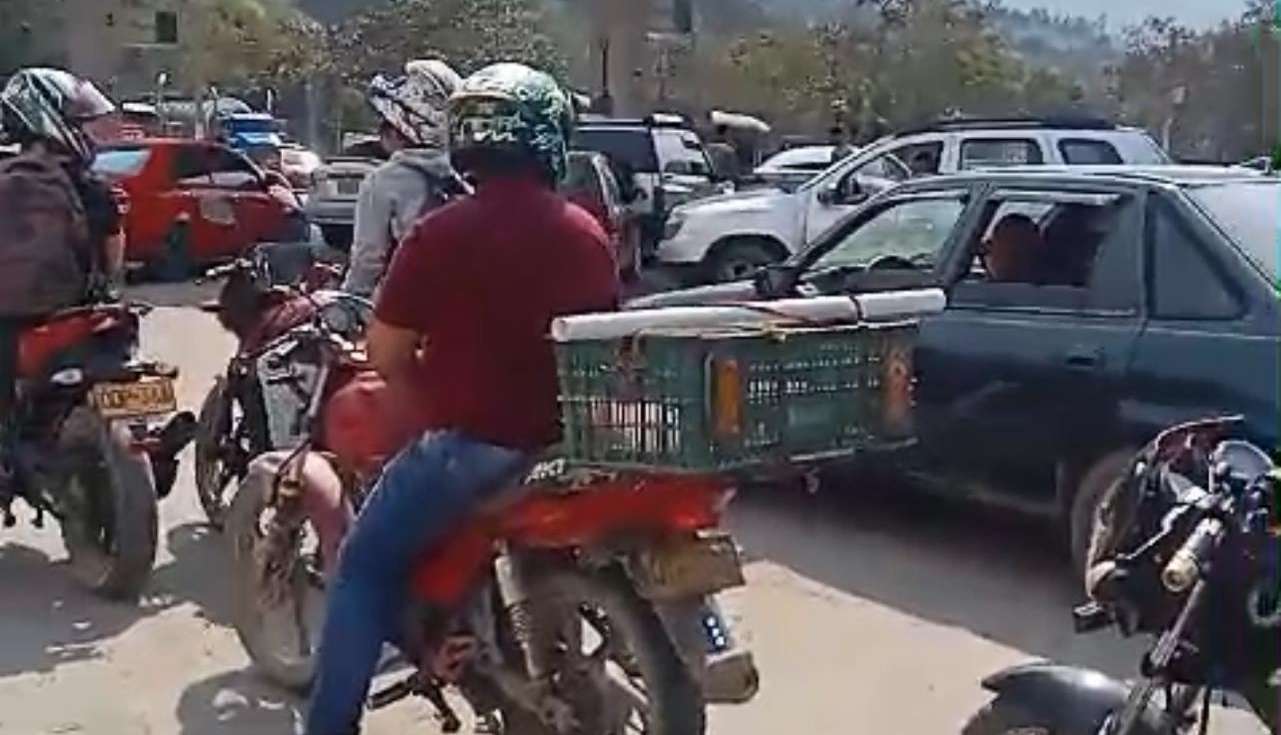 Cáqueza reporta desabastecimiento de combustible por paro camionero