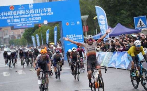 Luis Carlos Chía sigue brillando en el ciclismo de China