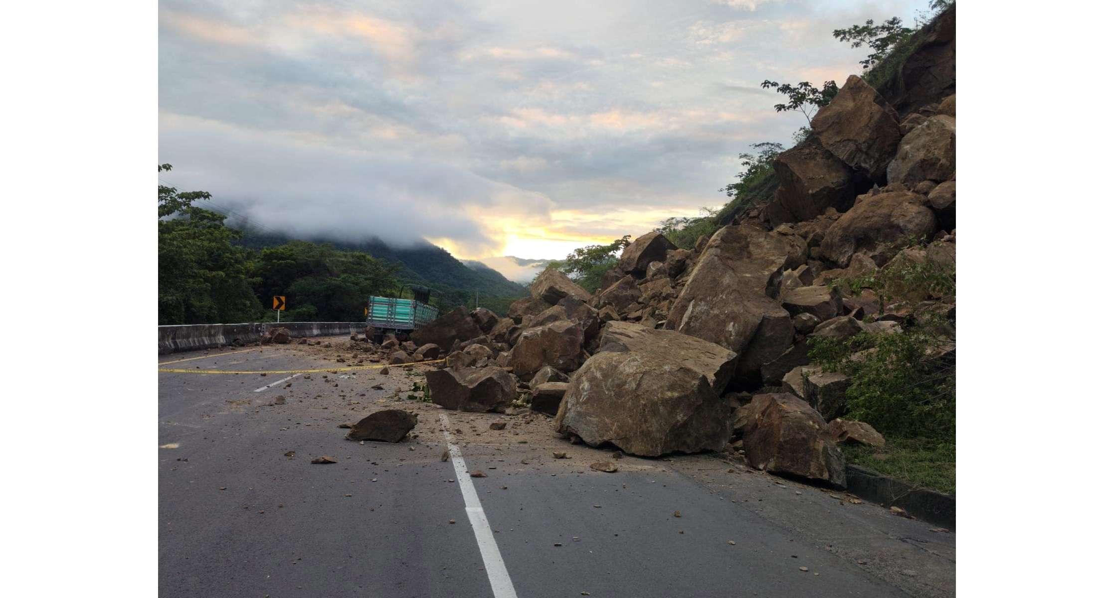 Nuevo derrumbe en la Ruta del Sol complica el tráfico hacia Bogotá