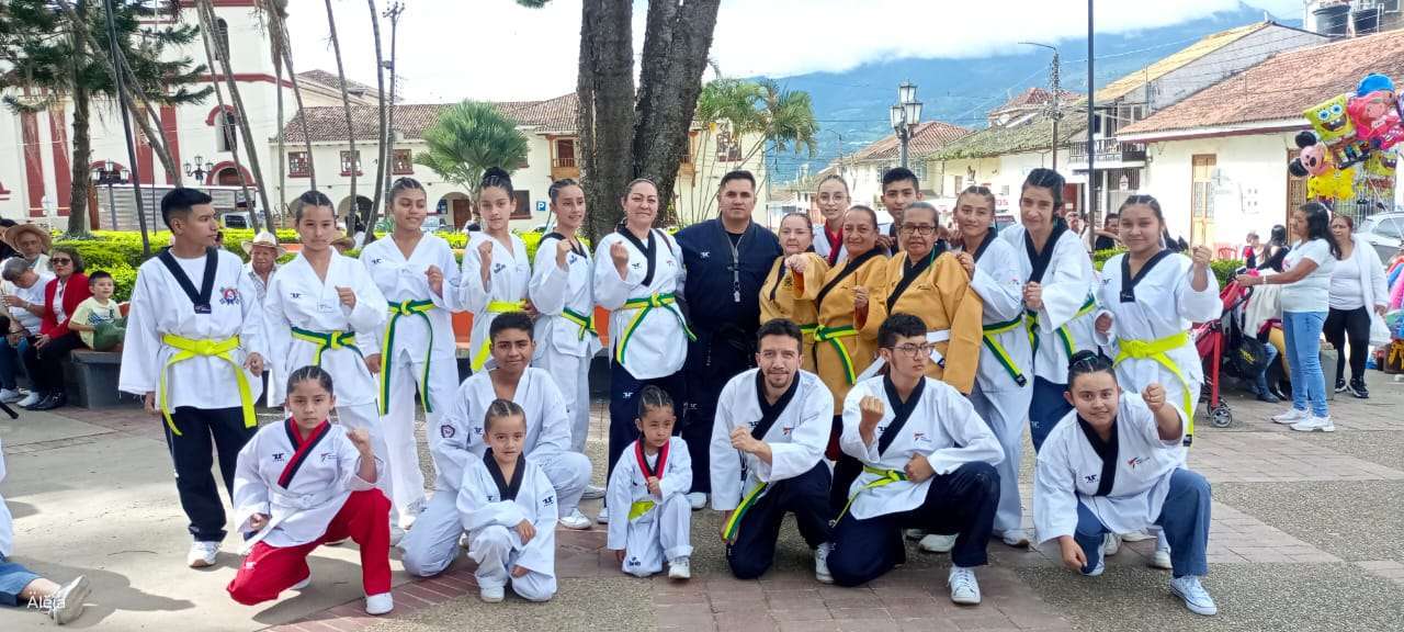 Destacado rendimiento de la escuela de taekwondo de Fómeque