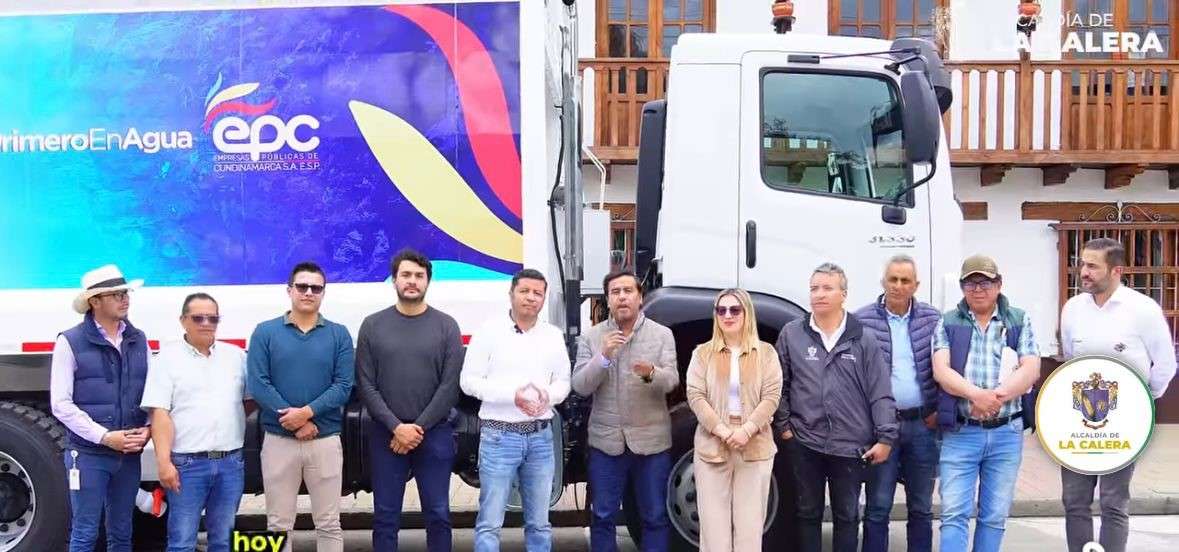 Fortalecen servicios básicos en La Calera con la entrega de vehículo compactador