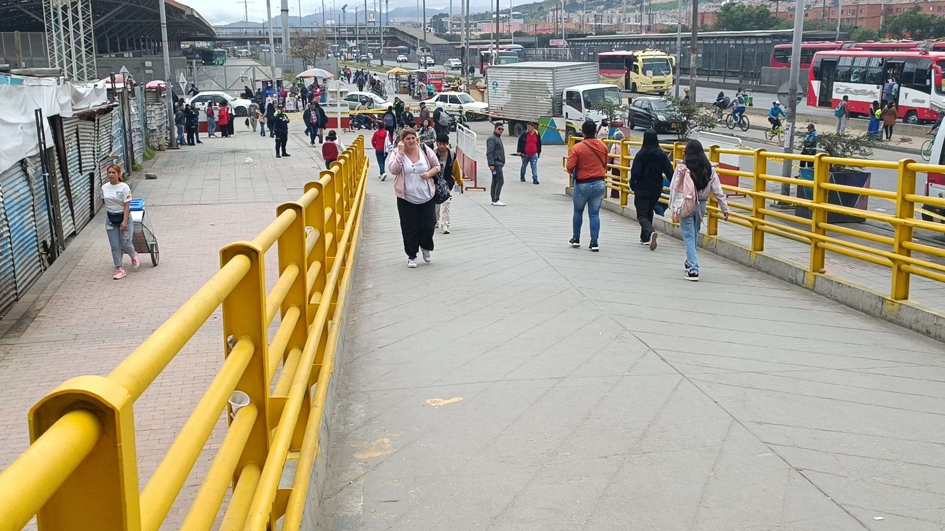 El puente de San Mateo despejado de ventas ambulantes tras acción municipal en Soacha