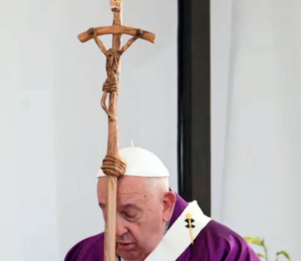 El Papa Francisco rinde homenaje a los niños no nacidos en la misa de Difuntos con un emotivo silencio.
