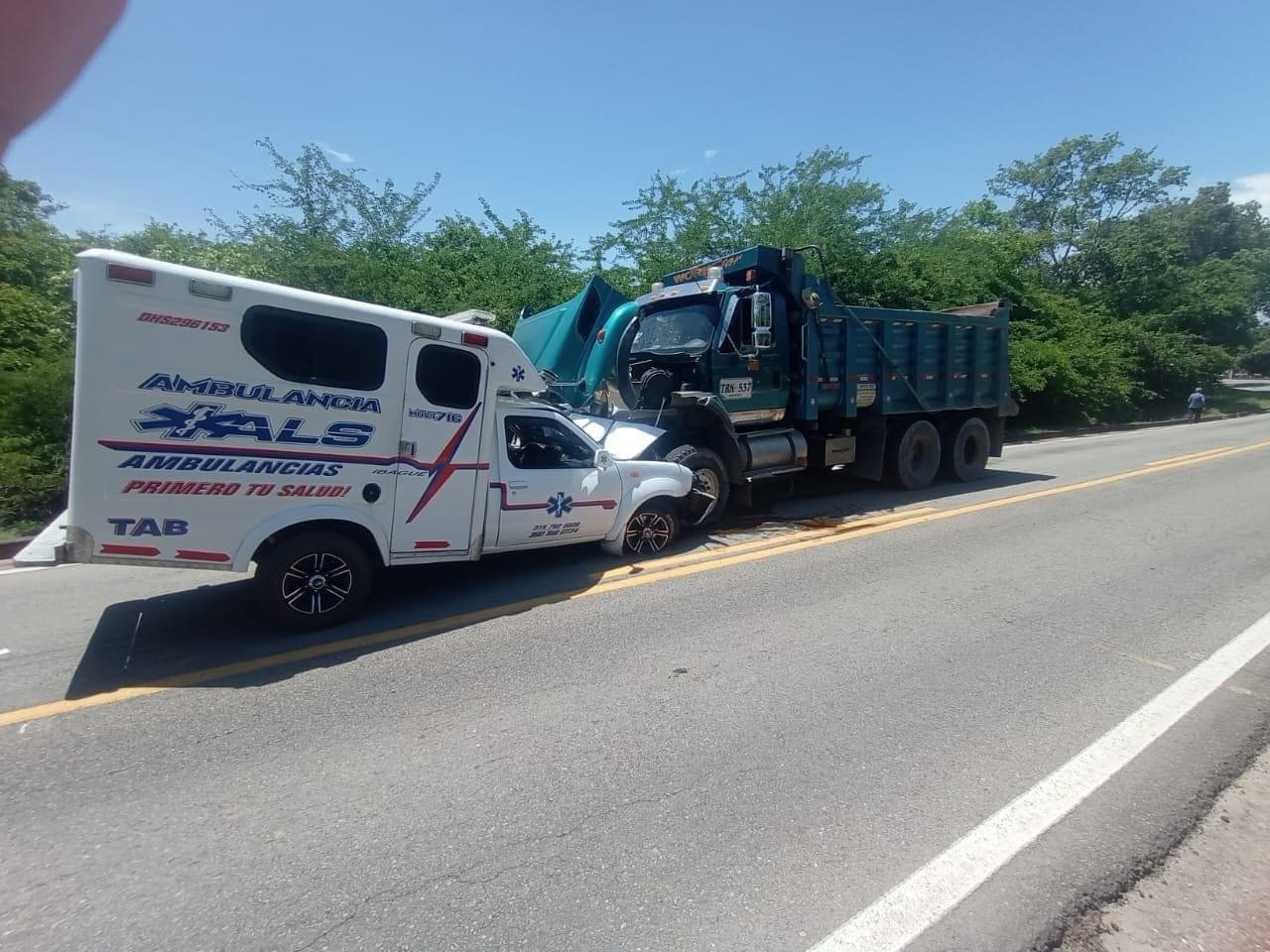 Ambulancia de Ibagué colisiona contra volqueta doble troque
