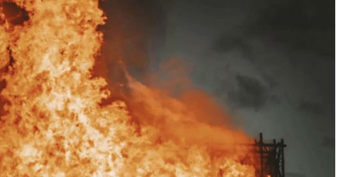 Fuerte incendio arrasa tres viviendas en el barrio La Esperanza en Bogotá