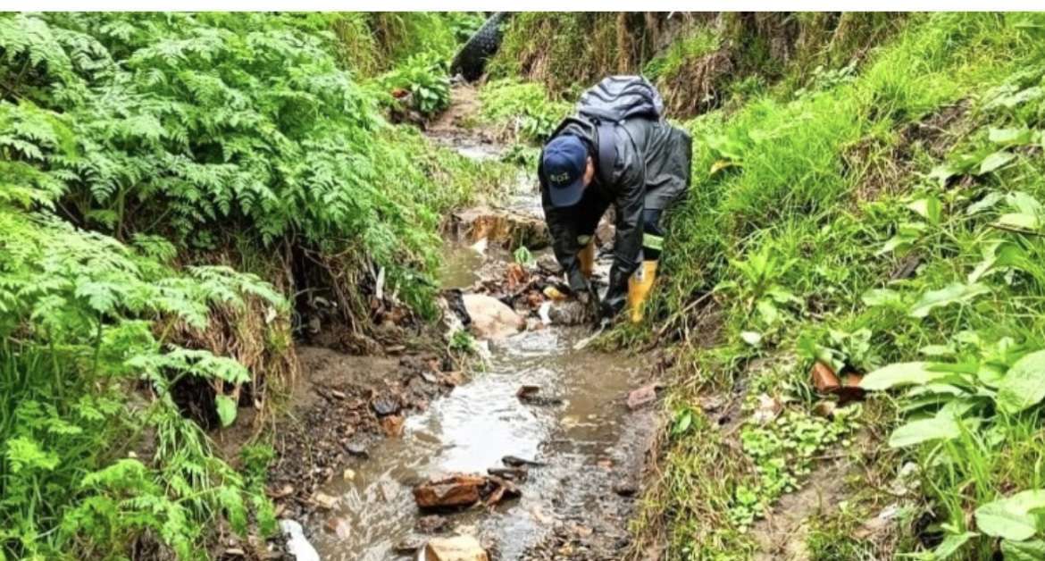 EPZ intensifica limpieza de quebradas en Zipaquirá para prevenir inundaciones