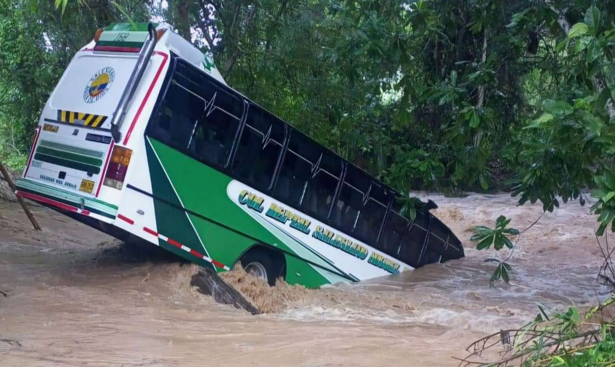 Bus de transporte escolar fue arrastrado por creciente súbita en Agua de Dios