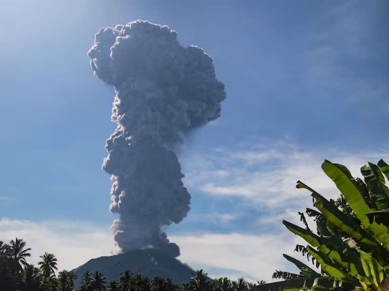Indonesia eleva al nivel máximo la alerta por la actividad del volcán Ibu