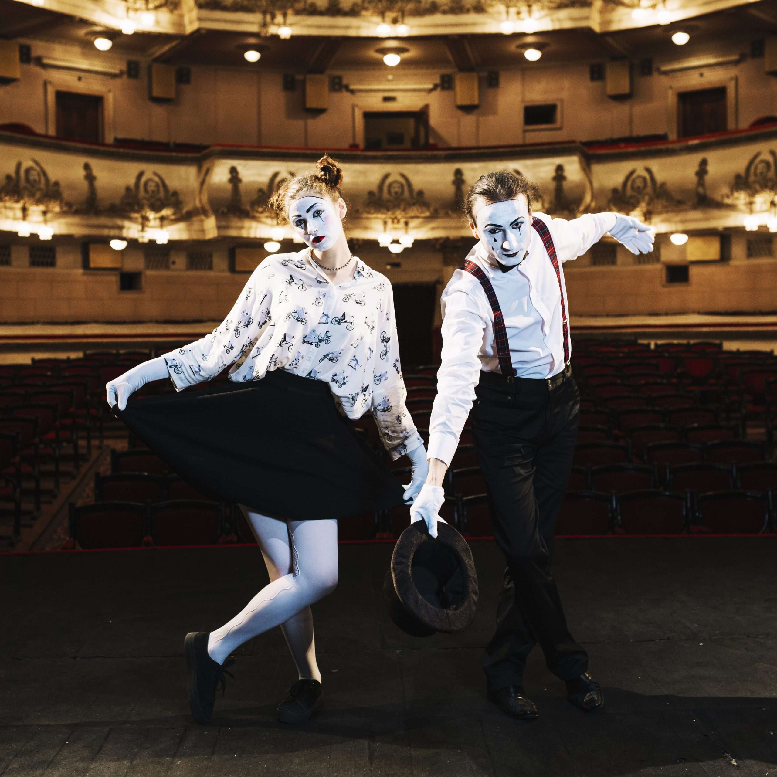 Pacho invita a los jóvenes a sumergirse en el mundo del teatro durante la semana de receso