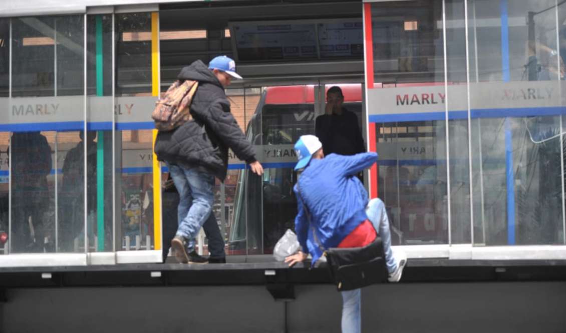 La alcaldía de Bogotá ofrece $25 millones para la mejor estrategia contra los colados en Transmilenio