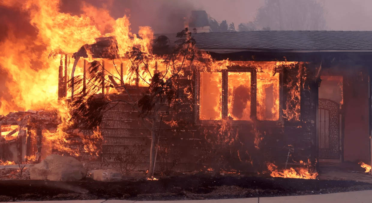 Voraz incendio acaba con viviendas en Los Ángeles