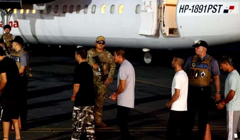 Primer vuelo de repatriación de migrantes salió de Panamá hacia Colombia