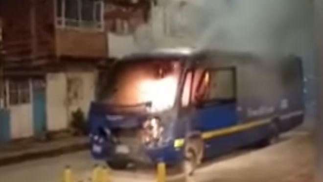 Incendio consume bus del SITP en la madrugada en límites de Bogotá y Soacha