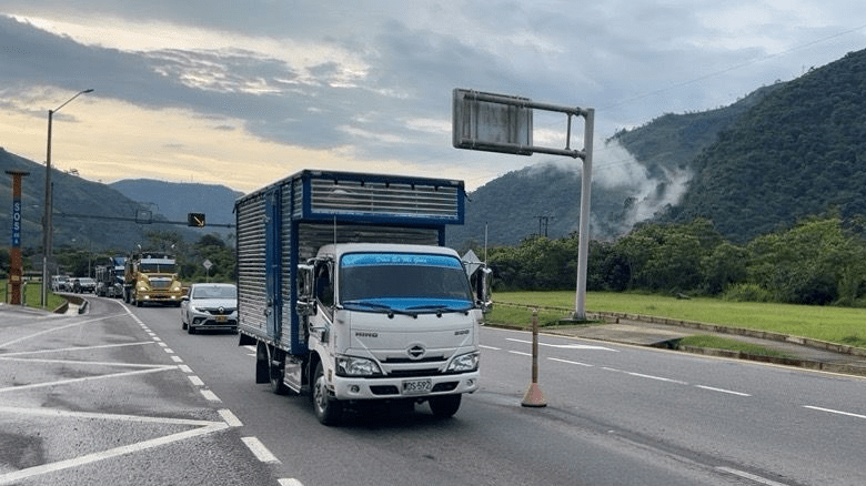Contingencia en la vía al Llano por explosión de tractomula en el túnel Quebrada Blanca