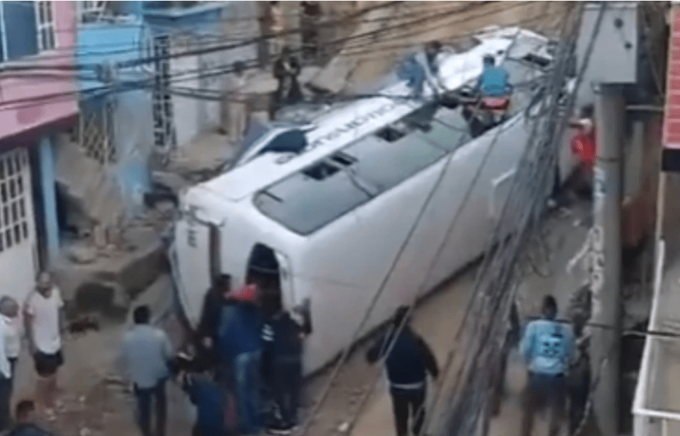 15 heridos en Soacha por volcamiento de bus del servicio público
