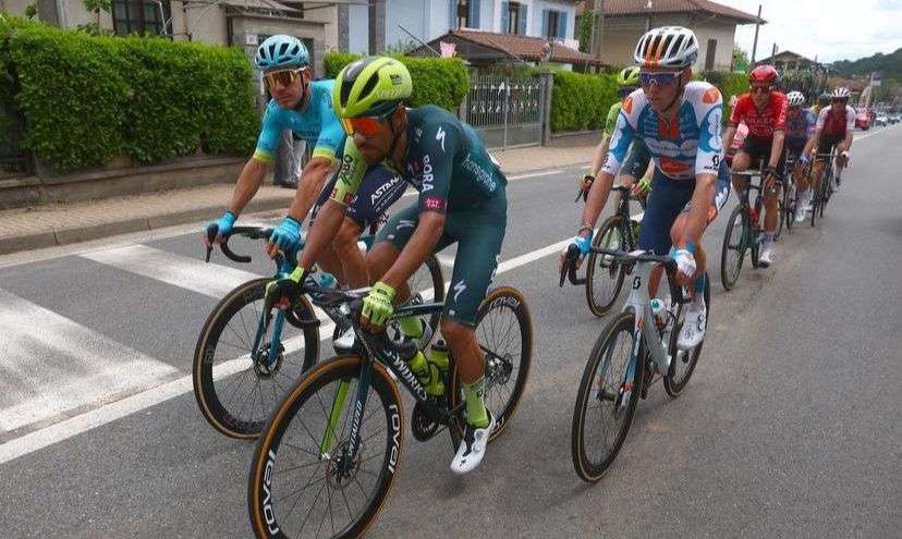 Daniel Martínez defendió su lugar en el podio tras la quinta etapa del Giro de Italia