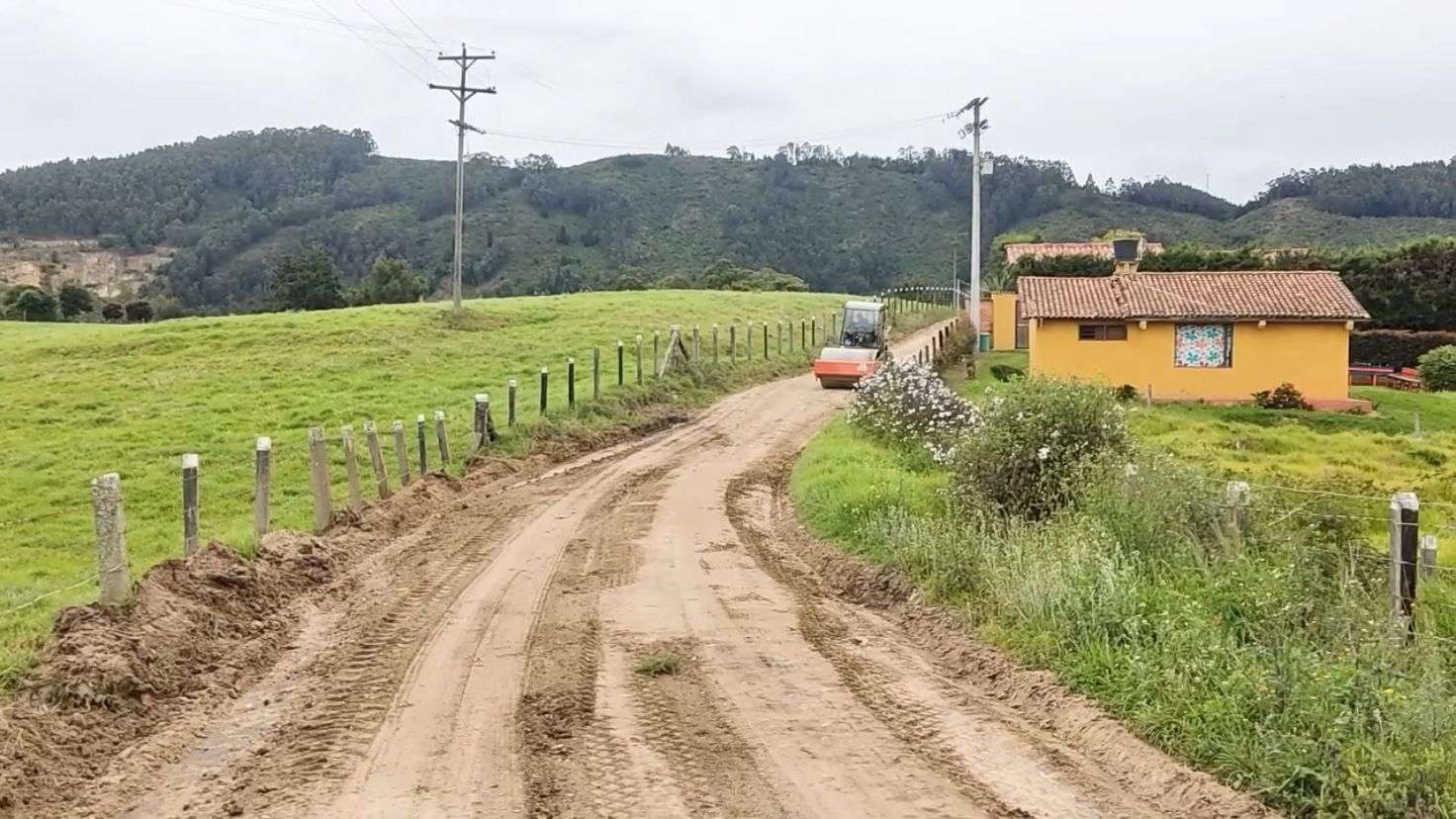 Inicia intervención vial en Camellón Los Pinos, de Tenjo