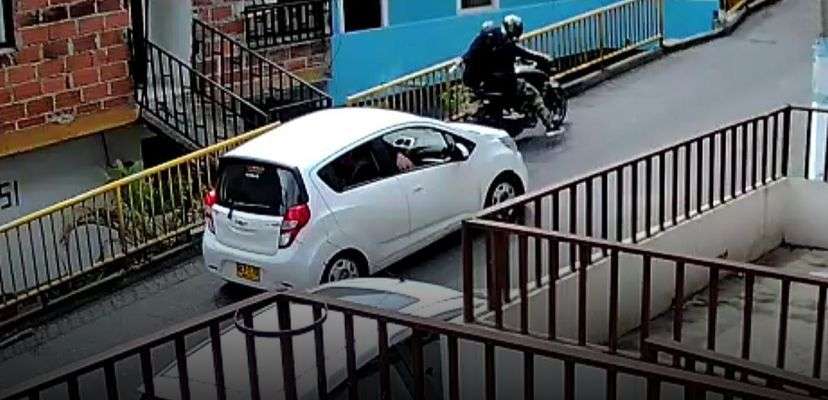 Así fue el ataque sicarial a un vehículo con dos menores a bordo en Medellín
