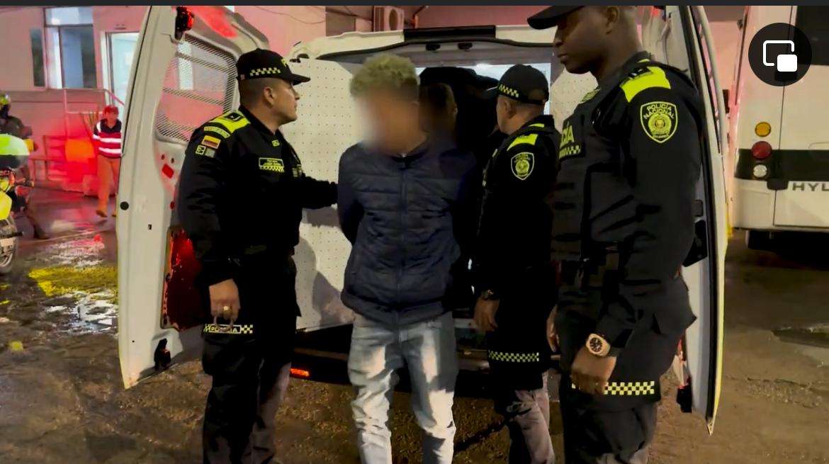 Dos individuos capturados en flagrancia por robo de motocicleta en Mosquera
