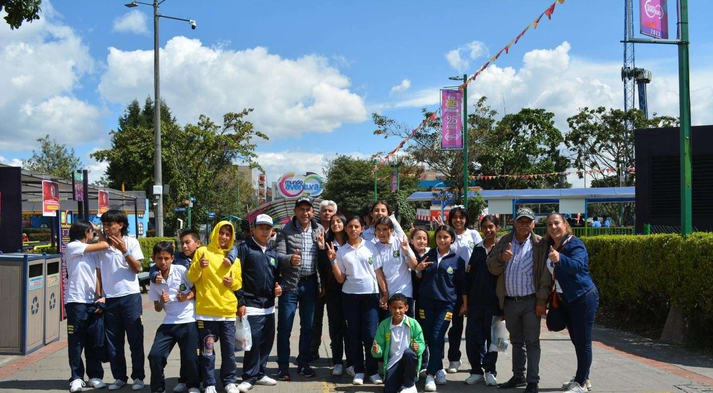 Niños de Zipacón disfrutan de un día lleno de diversión en Mundo Aventura