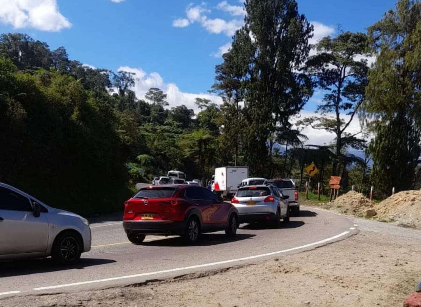 Tráfico lento en la vía Bogotá-Girardot durante la Operación Éxodo