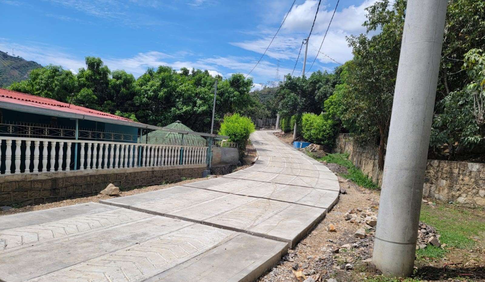 Avanzan las obras de construcción de placa huellas en la vereda Guasimal