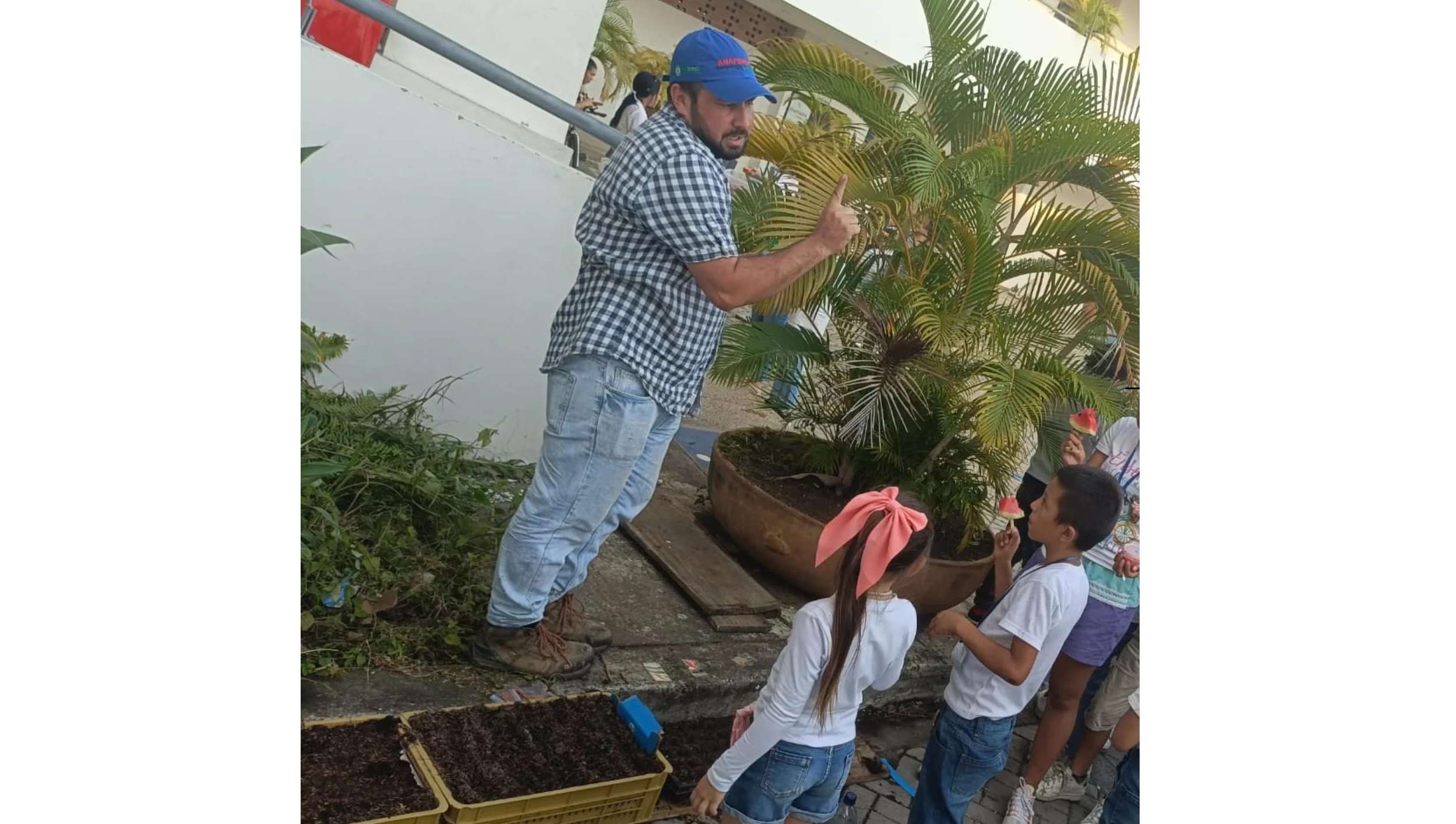 Anapoima se une para construir un parque infantil con las botellas de amor