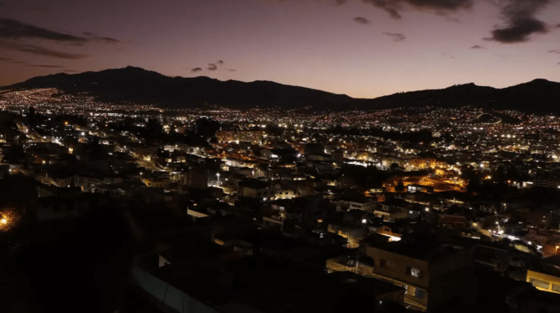 Ante la sequía, aumentan los apagones en Ecuador con cortes de hasta 11 horas al día