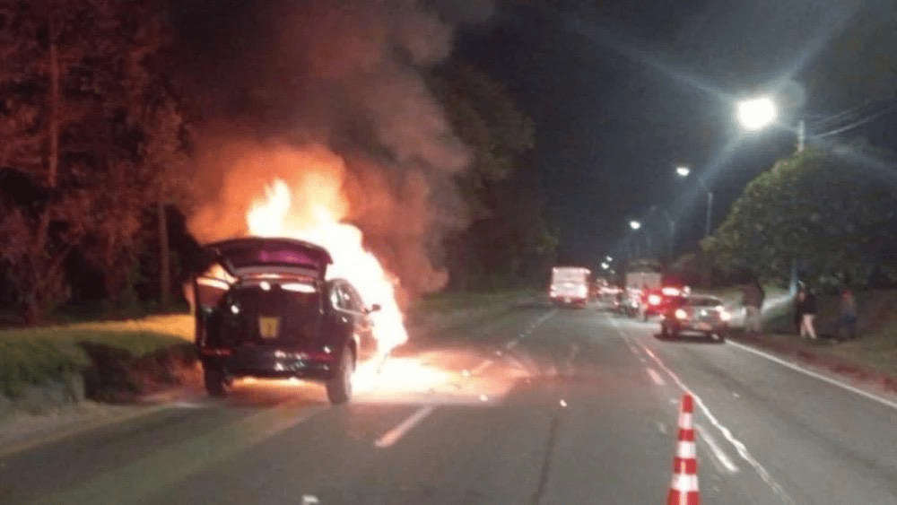 Trancón en la Autopista Norte de Bogotá debido al incendio de una camioneta