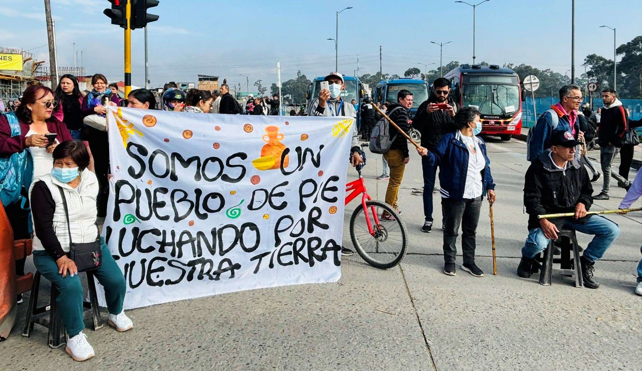 Caos por bloqueos indígenas en la Autopista Sur