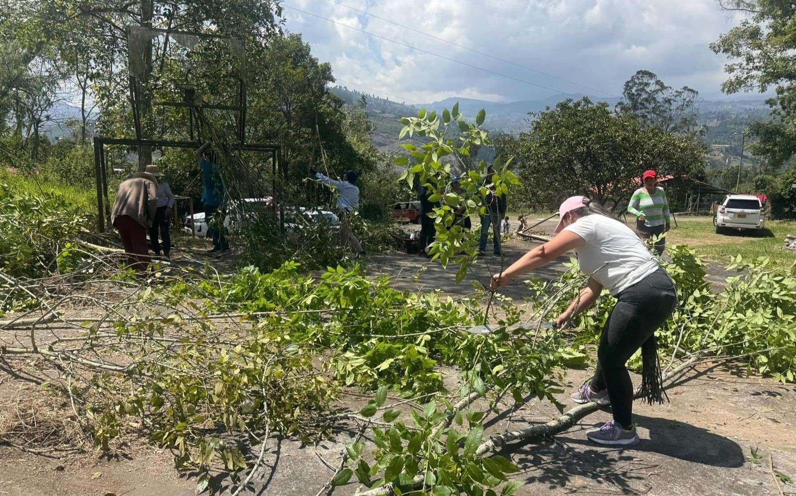 Atención de emergencias viales causadas por las fuertes lluvias en Chipaque