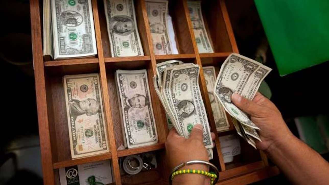 Precio del dólar se sitúa por debajo de los $3.900 pesos colombianos