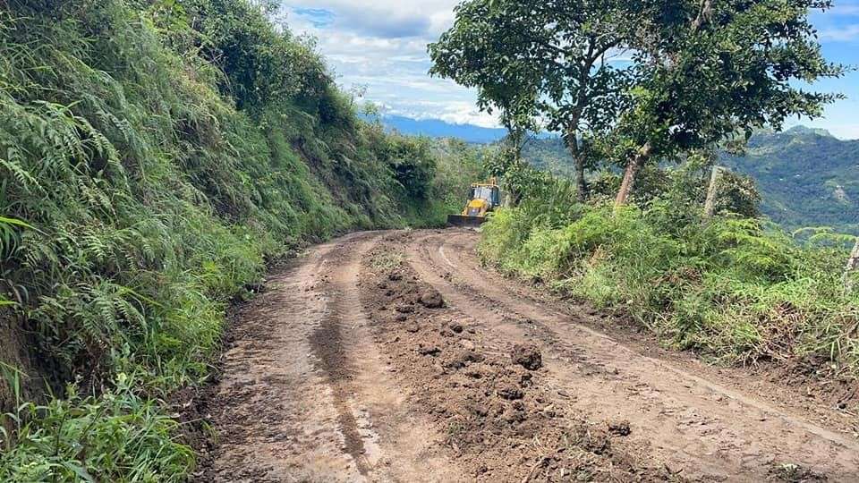 Guayabal de Síquima celebra inversión de 650 millones para mejorar la maquinaria amarilla.