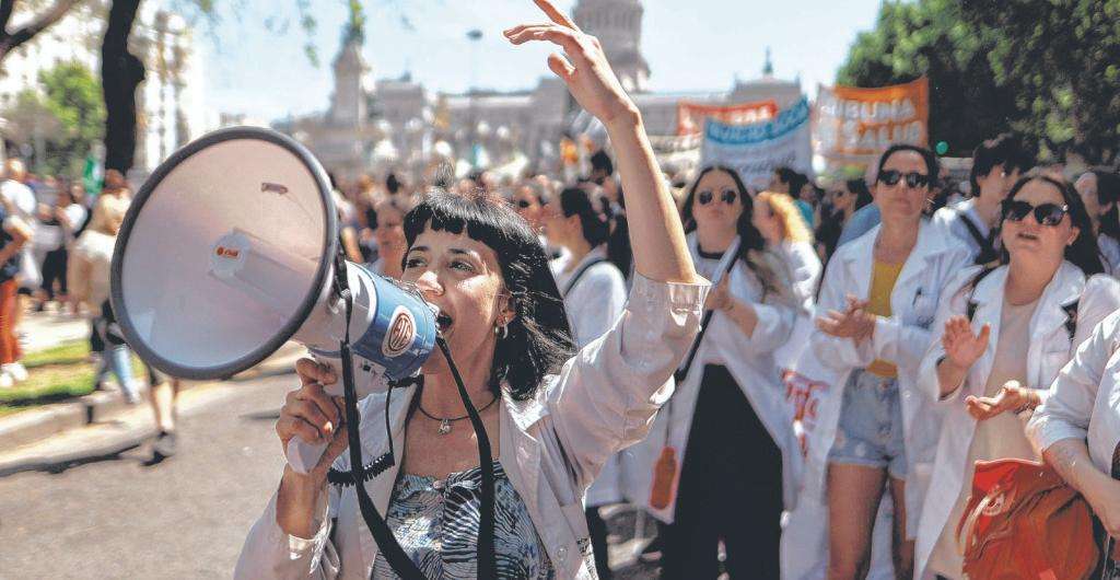Huelga de transporte paraliza Argentina en rechazo a políticas de ajuste de Javier Milei