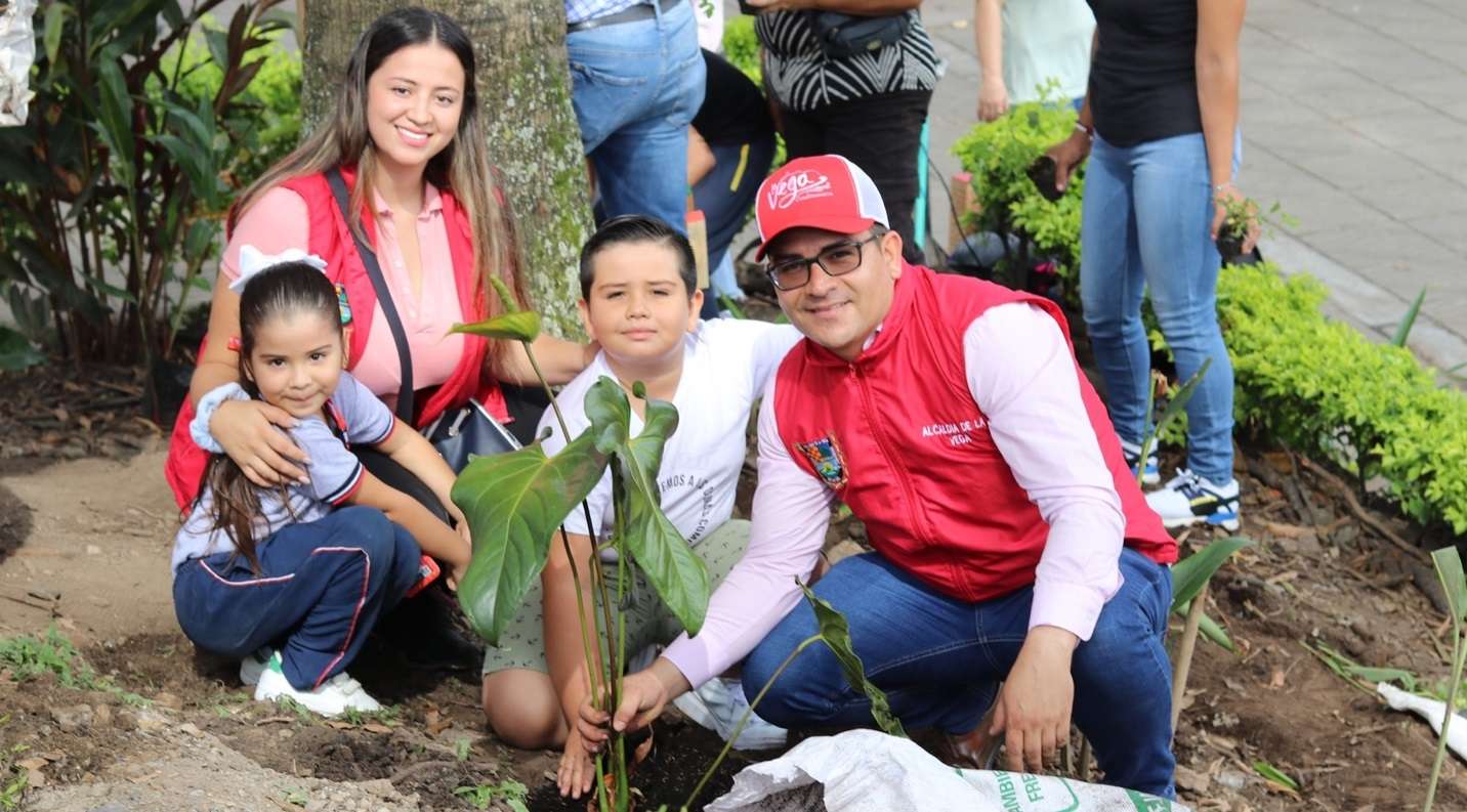 Éxito en jornada de reverdecimiento del parque principal liderada por Alcalde Nelson Bermúdez