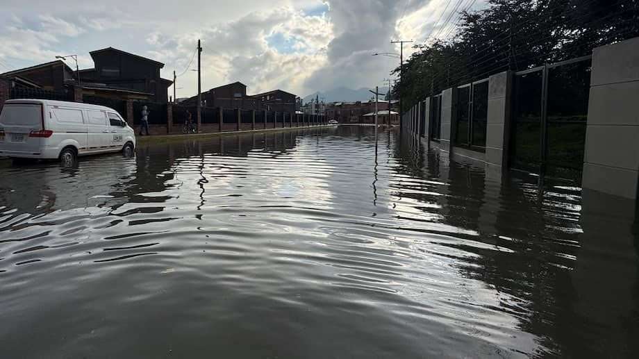 Chía enfrenta fuertes lluvias y logra controlar inundaciones en tiempo récord